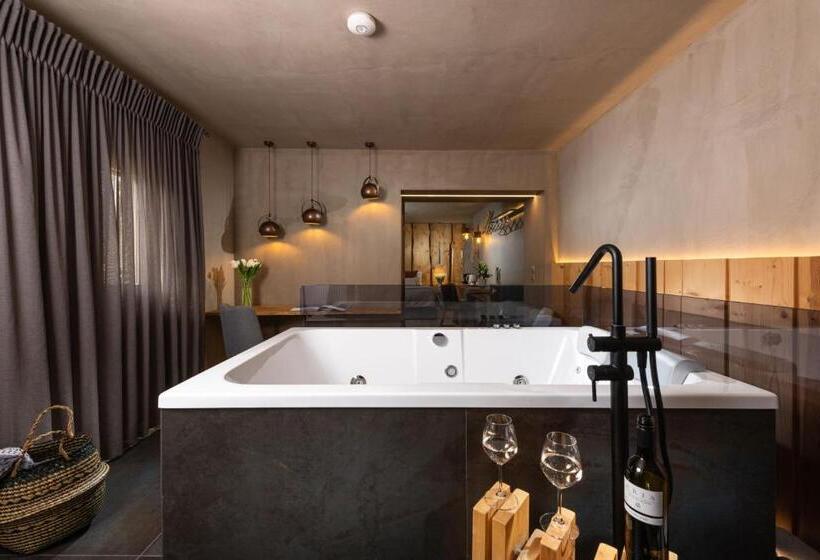سوئیت جونیور با ماساژ آبی, Tsikeli Boutique Hotel Meteora   Adults Friendly