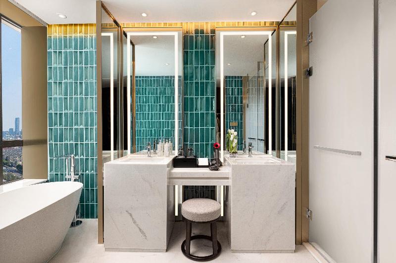 Suite with lake view, Hualuxe Shanghai Changfeng Park, An Ihg