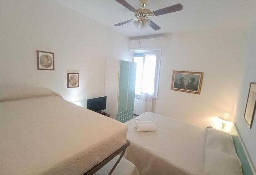 Стандартный внешний трехместный номер с ванной комнатой, Guest House Attico Della Vittoria