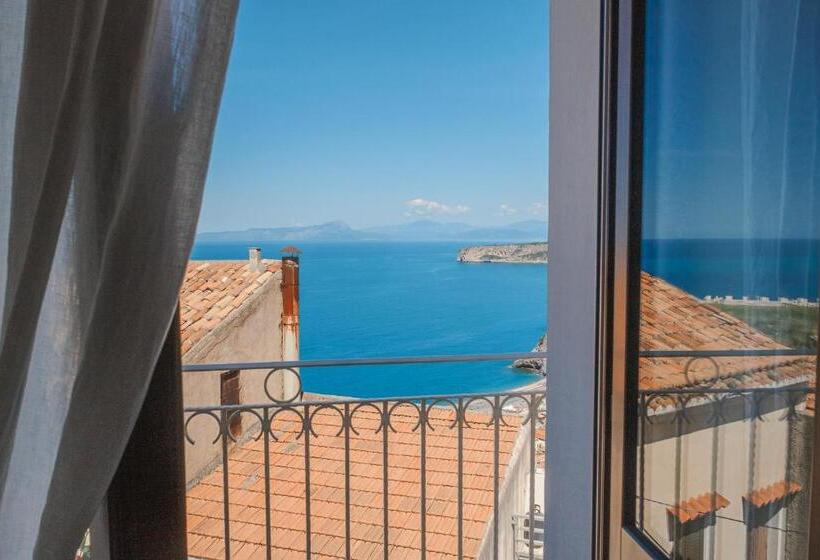 اتاق لوکس با چشم‌انداز دریا, La Casa Nel Borgo