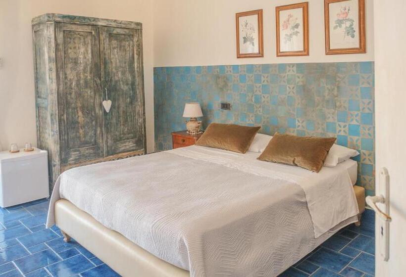 اتاق لوکس با چشم‌انداز دریا, La Casa Nel Borgo