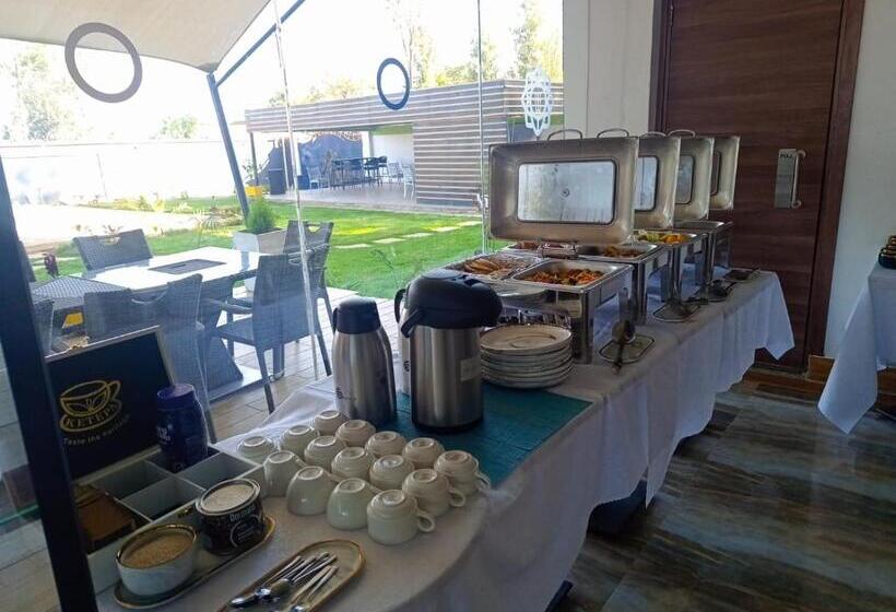 اتاق سوپریور با تخت بزرگ, The Warwick Hotel, Nanyuki Kenya