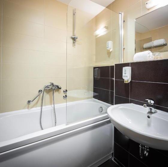 اتاق خانوادگی, Bleecker Hotels