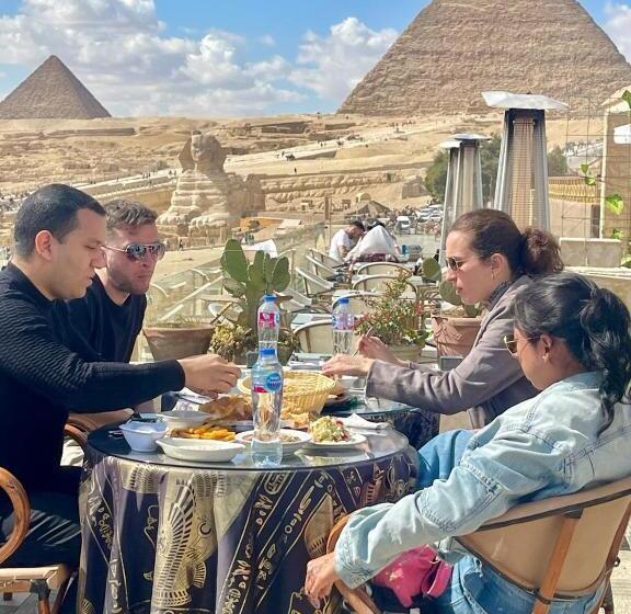 اتاق لوکس, Queen Pyramids View