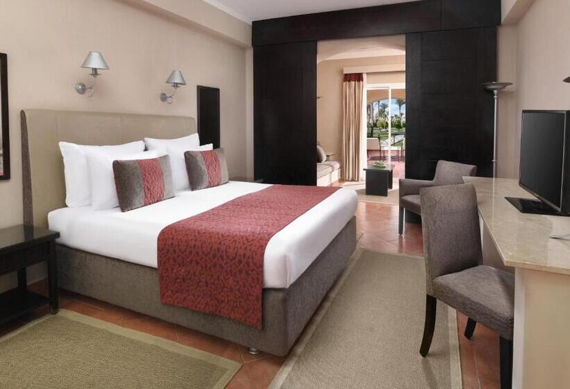 Quarto Familiar Deluxe, Jaz Makadina