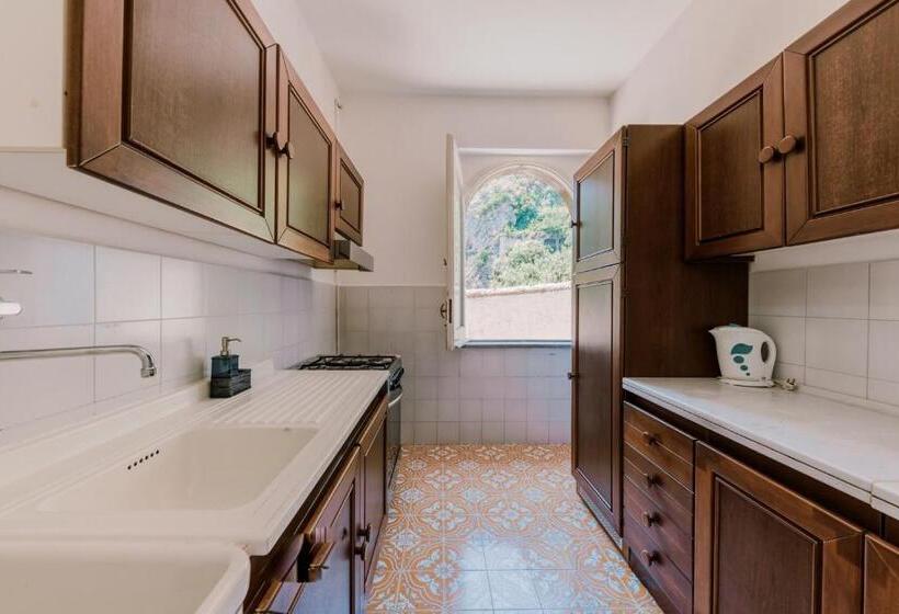 带一个卧室和一个阳台的海景公寓, Residence Villa Rosa