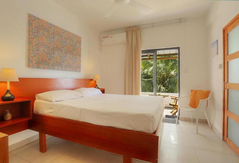 اتاق استاندارد با بالکن و چشم‌انداز دریا, Auberge Seafever