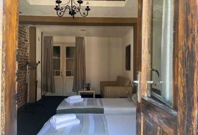 اتاق راحتی سه تخته, Vel House