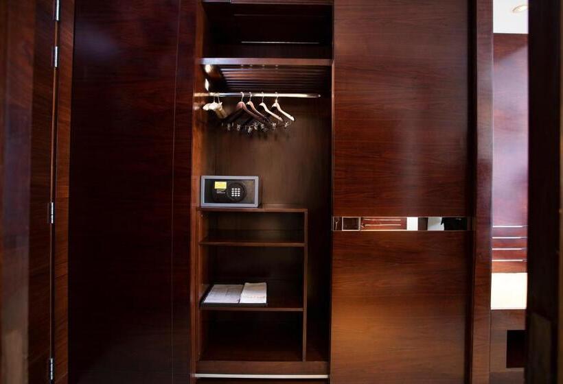 标准间带游泳池, Courtyard By Marriott Pune Chakan