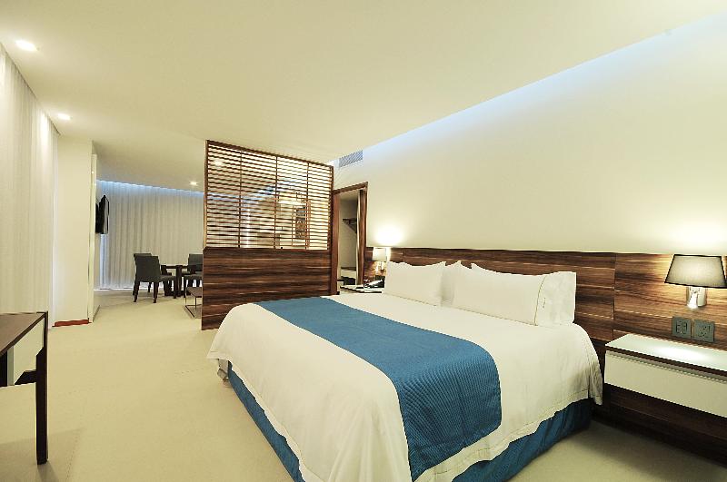 מיטת קינג בסוויטה, Holiday Inn Express Puerto Vallarta, An Ihg