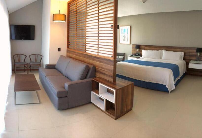מיטת קינג בסוויטה, Holiday Inn Express Puerto Vallarta, An Ihg