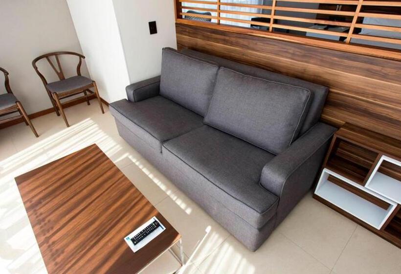 מיטת קינג בסוויטה, Holiday Inn Express Puerto Vallarta, An Ihg