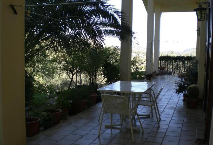 اتاق استاندارد چهارنفره با بالکن, B&b Villa Calagioli