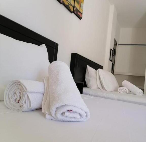 اتاق استاندارد سه نفره, Room In Guest Room   Standard Queen Room Two Beds