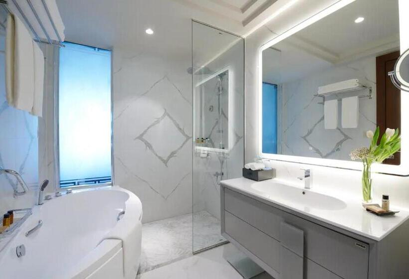 Superior Room King Size Bed, Wyndham Grand Doha West Bay Beach