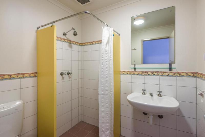 Номер Стандарт, Yha Adelaide Central