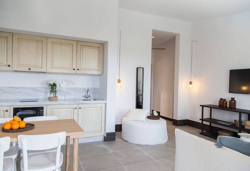 سوئیت سینیور, Lena Mare Boutique