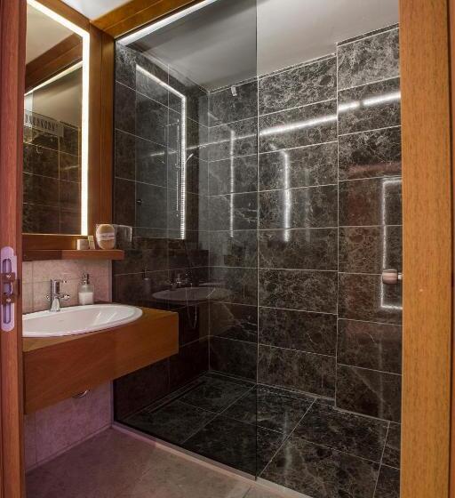 Люкс Вид на Реку, Otel Azmakhan