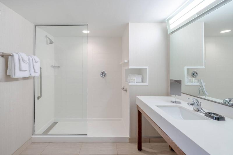 스탠다드 룸 킹사이즈 침대, Courtyard By Marriott Wilkes Barre Arena