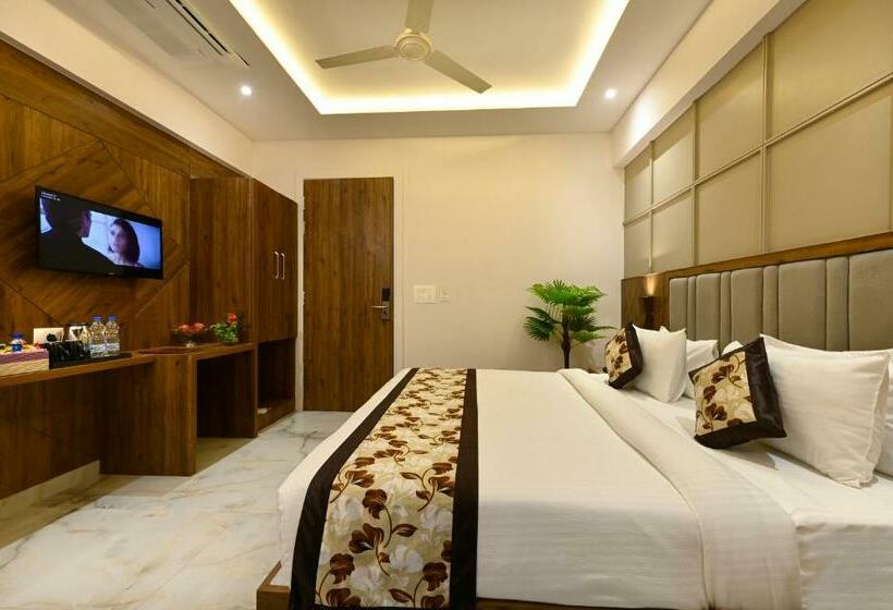 行政三人间, Avalon Palms Agra