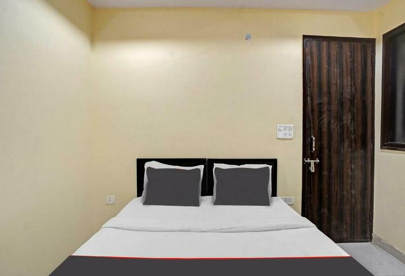 Трехместный Номер Классика, Capital O Mt Corporate Stays Near Iskcon Temple Noida