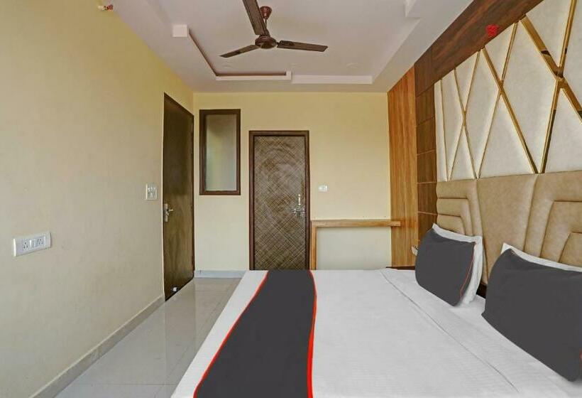 Трехместный Номер Классика, Capital O Mt Corporate Stays Near Iskcon Temple Noida