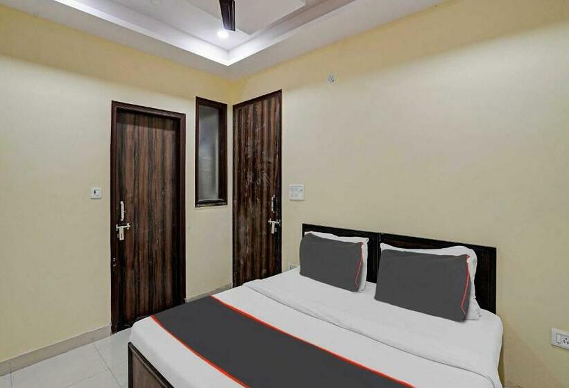Трехместный Номер Классика, Capital O Mt Corporate Stays Near Iskcon Temple Noida
