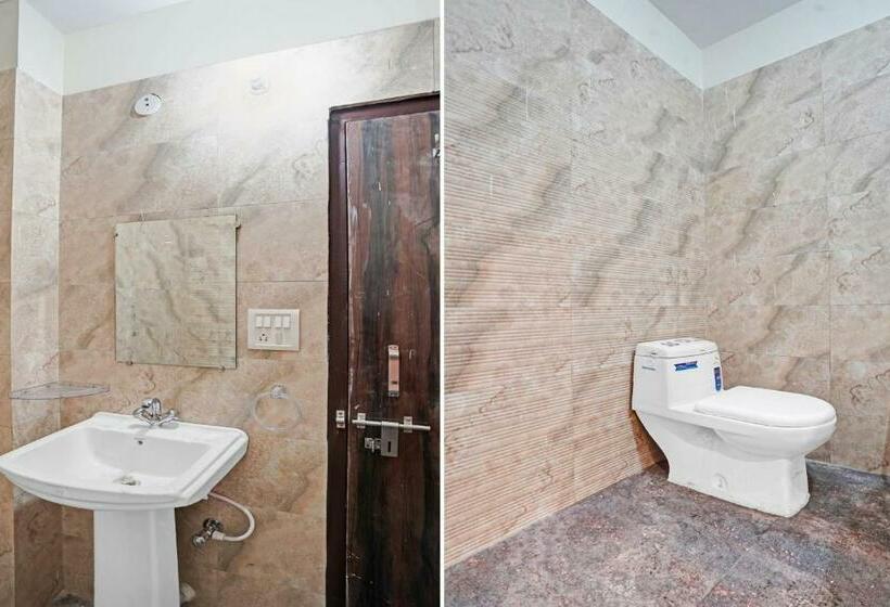 Трехместный Номер Классика, Capital O Mt Corporate Stays Near Iskcon Temple Noida