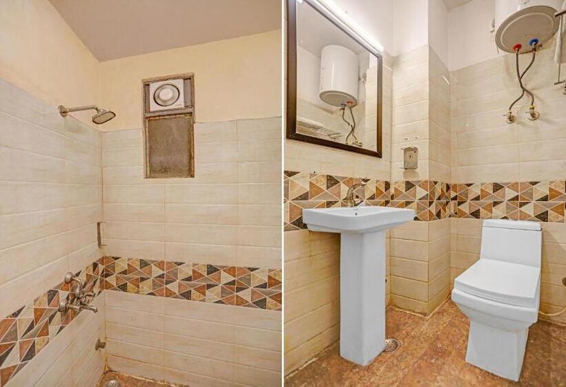 Трехместный Номер Классика, Capital O Mt Corporate Stays Near Iskcon Temple Noida