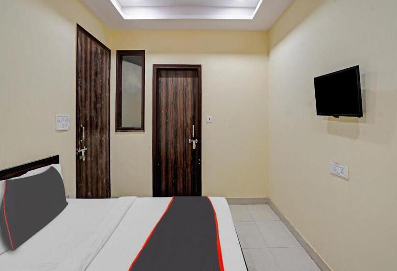 Трехместный Номер Классика, Capital O Mt Corporate Stays Near Iskcon Temple Noida
