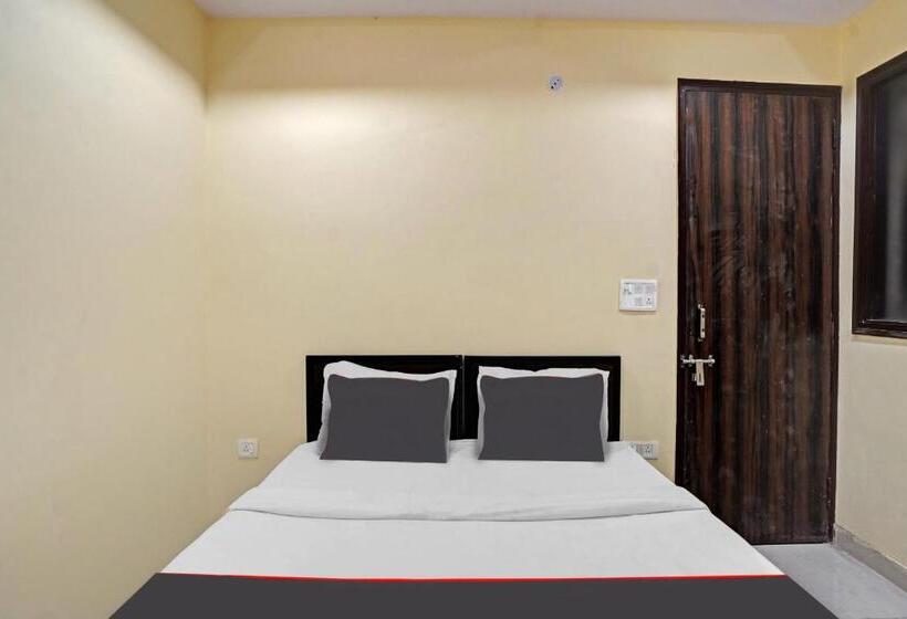 Трехместный Номер Классика, Capital O Mt Corporate Stays Near Iskcon Temple Noida