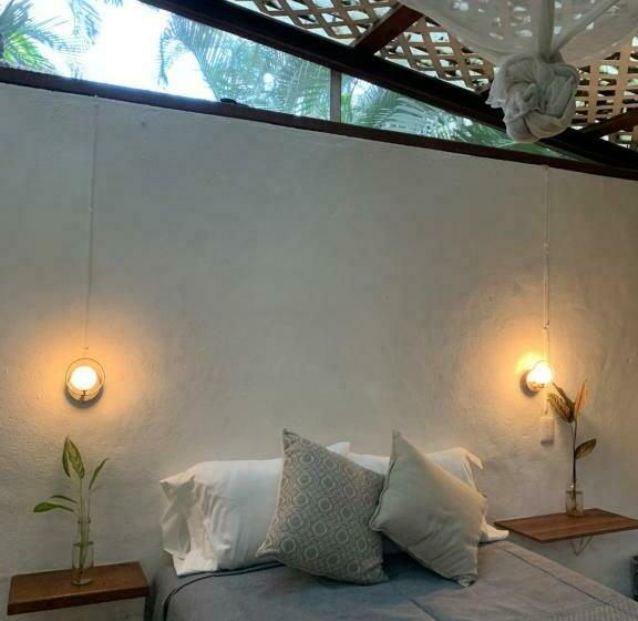 Quarto Economy, Akoma Sayulita
