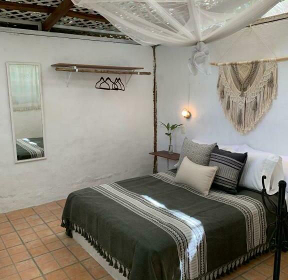 Quarto Economy, Akoma Sayulita