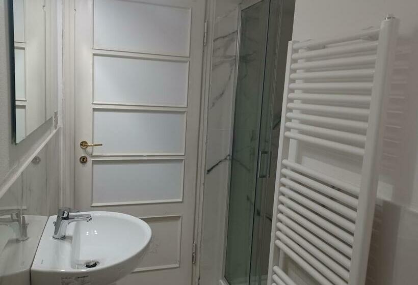 اتاق استاندارد سه تخته با سرویس بهداشتی مشترک, Home Sweet Home 3   Affittacamere Lucca