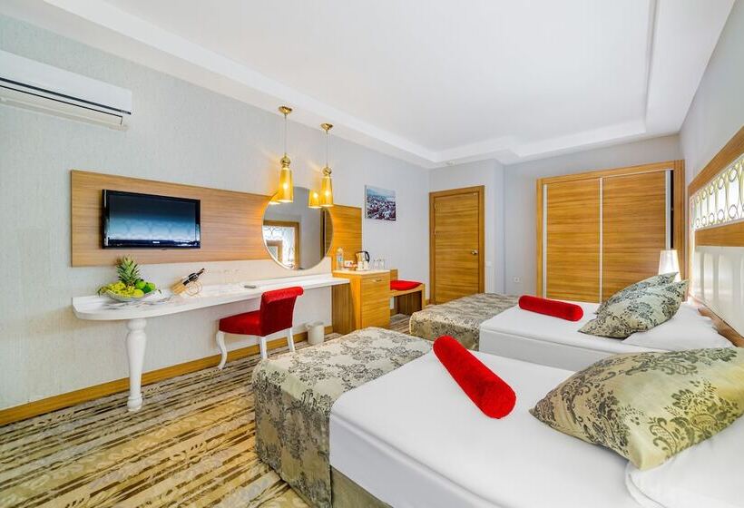 Семейный Номер, Justiniano Deluxe Resort