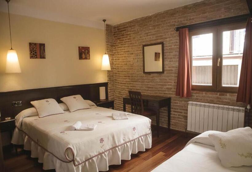 اتاق استاندارد سه نفره, Hospedium Hotel La Fuente