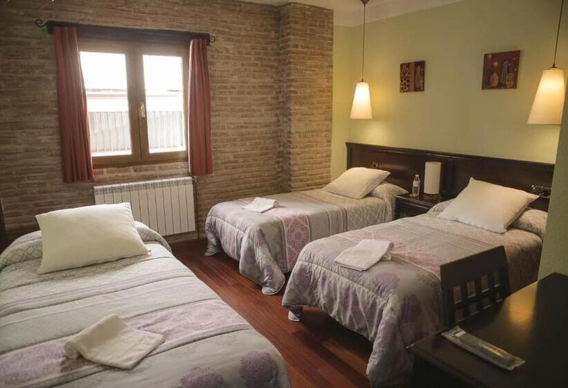 اتاق استاندارد سه نفره, Hospedium Hotel La Fuente