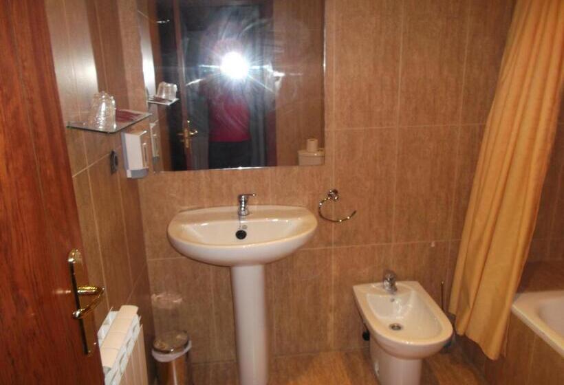 اتاق استاندارد سه نفره, Hospedium Hotel La Fuente