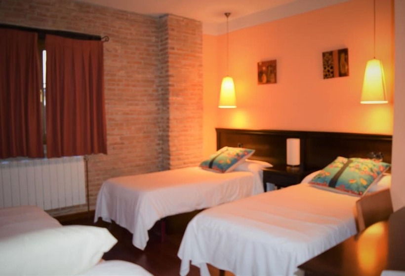 اتاق استاندارد سه نفره, Hospedium Hotel La Fuente