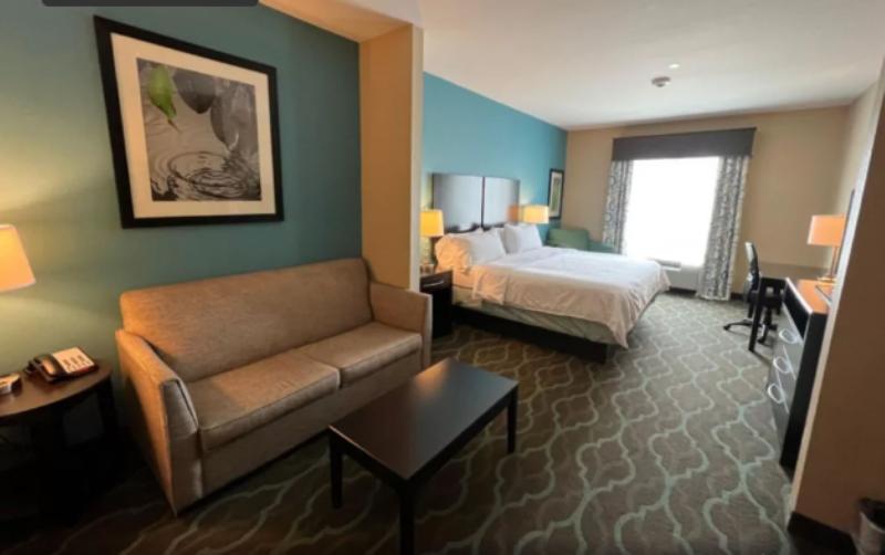 מיטת קינג בסוויטה, Holiday Inn Express Hotels & Suites Cuero, An Ihg