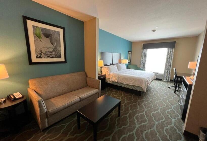 מיטת קינג בסוויטה, Holiday Inn Express Hotels & Suites Cuero, An Ihg