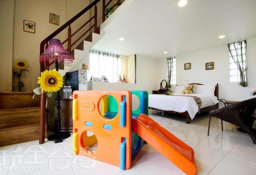 اتاق خانوادگی, Clover 248 B&b