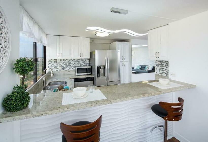 1 Bedroom Penthouse Apartment, Waikiki Penthouse @ The Monarch