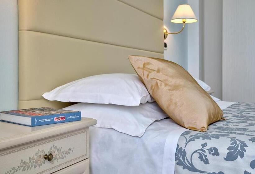 اتاق استاندارد چهار تخته با چشم‌انداز دریا, Carlton Beach