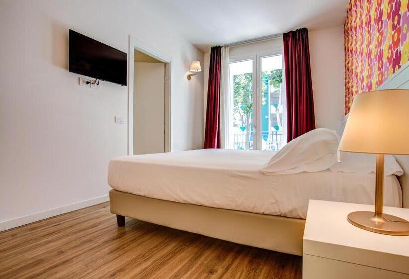 آپارتمان یک خوابه با دری مشترک که هال را جدا می کند., Rimini Suite