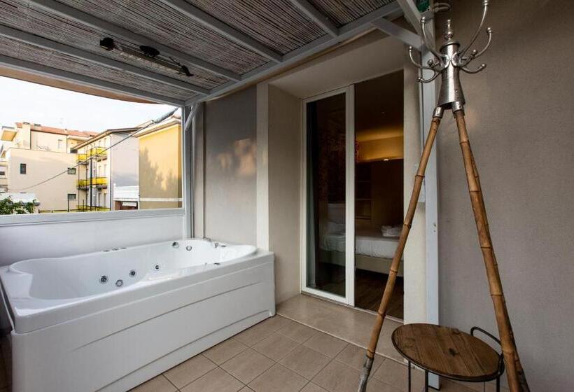 اتاق استاندارد با وان آب گرم, Rimini Suite