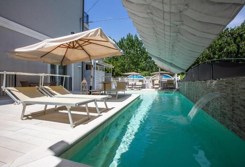 سوییت جونیور با چشم‌انداز استخر, Rimini Suite