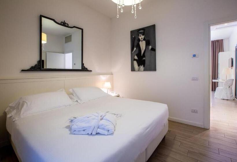 سوییت جونیور با چشم‌انداز استخر, Rimini Suite