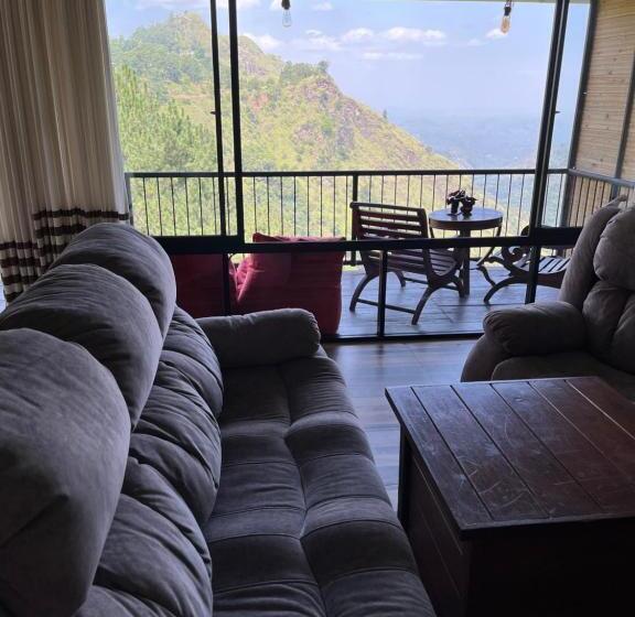 اتاق لوکس با تخت بزرگ, Green Hill