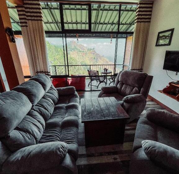 اتاق لوکس با تخت بزرگ, Green Hill